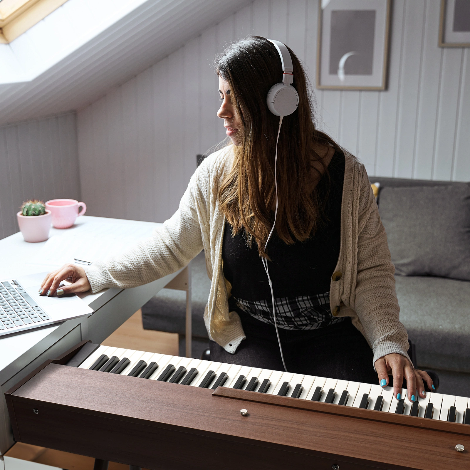 GDP-203 88 Key Standard Full Weighted Keyboards Digital Piano with Metal Stand, Power Adapter, Triple Pedals, Headphone,for All Experience Levels Black Walnut view 7
