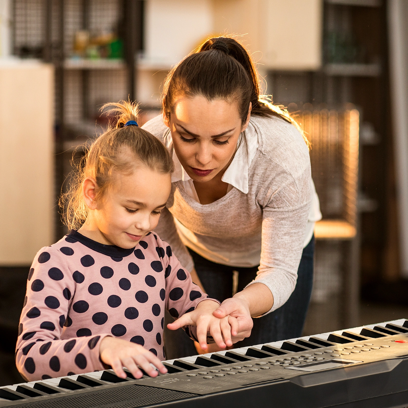 GEP-110 61 Key Keyboard with Piano Stand, Piano Bench, Built In Speakers, Headphone, Microphone, Music Rest, LED Screen, 3 Teaching Modes for Beginners view 8