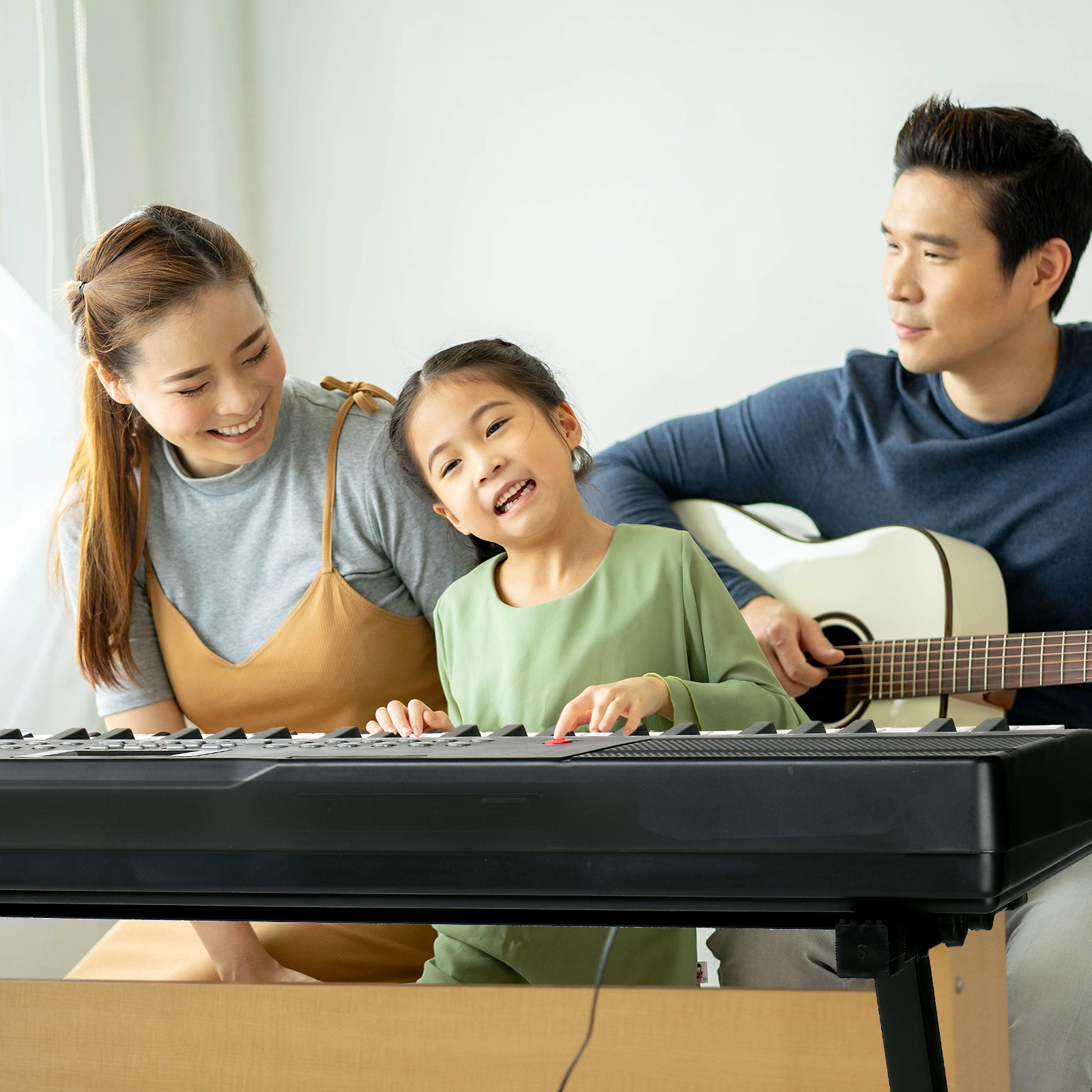 GEP-110 61 Key Keyboard with Piano Stand, Piano Bench, Built In Speakers, Headphone, Microphone, Music Rest, LED Screen, 3 Teaching Modes for Beginners view 9